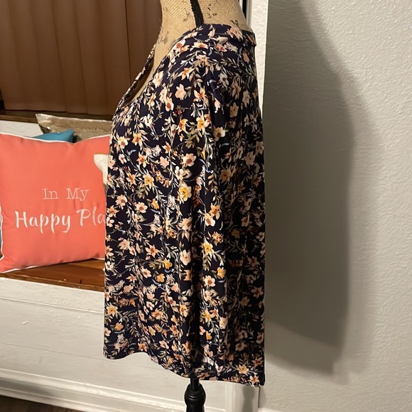 Vince Camuto V-neck 3/4 sleeve blouse with cuffed sleeves, SIZE 2X - Picture 3 of 8